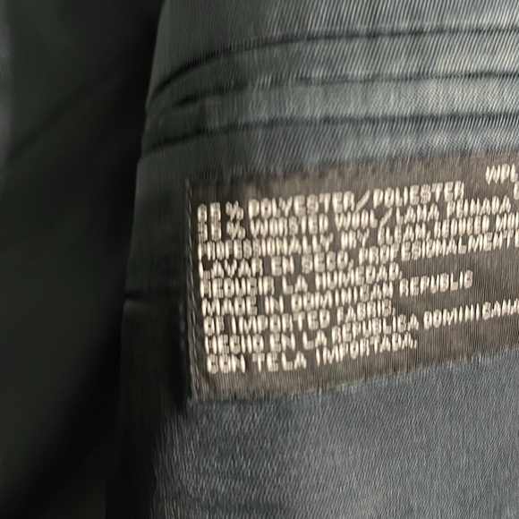 "Sleek & Professional: Stafford Business Blazer โ Excellent Condition - Picture 5 of 5